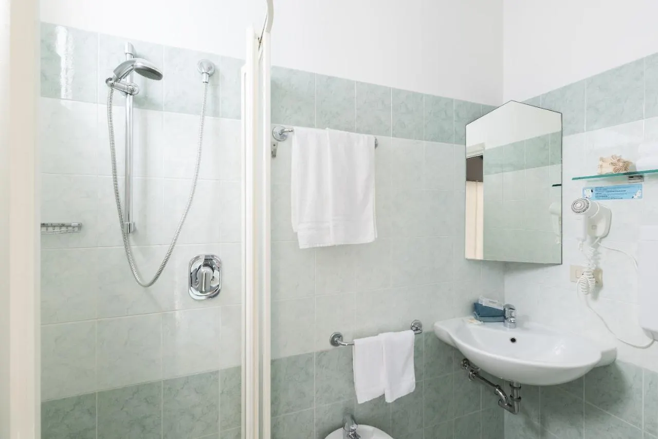 Hotel Caprice B&B - In Centro A ריצ'יונה